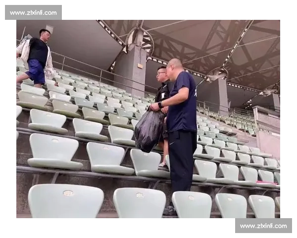 扔掉小马扎！跨省球迷夜奔 300 公里 “潜入” 苏超现场